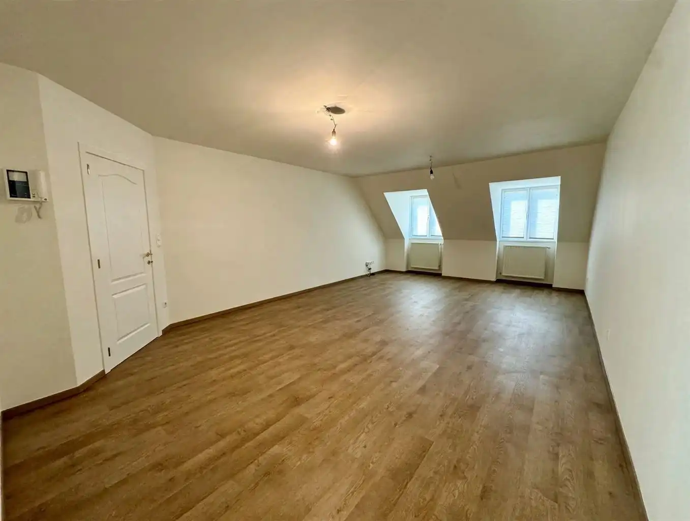 Charmant  2-slaapkamer appartement met 2 terrasjes en afgesloten garagebox, gelegen nabij het centrum van Maaseik.  foto 2