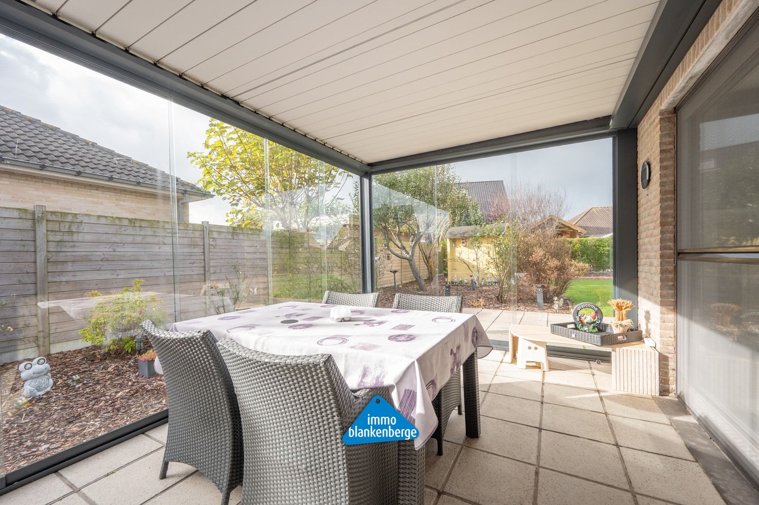 Ruime villa met zonnige tuin en moderne veranda op wandelafstand van de zee foto 8