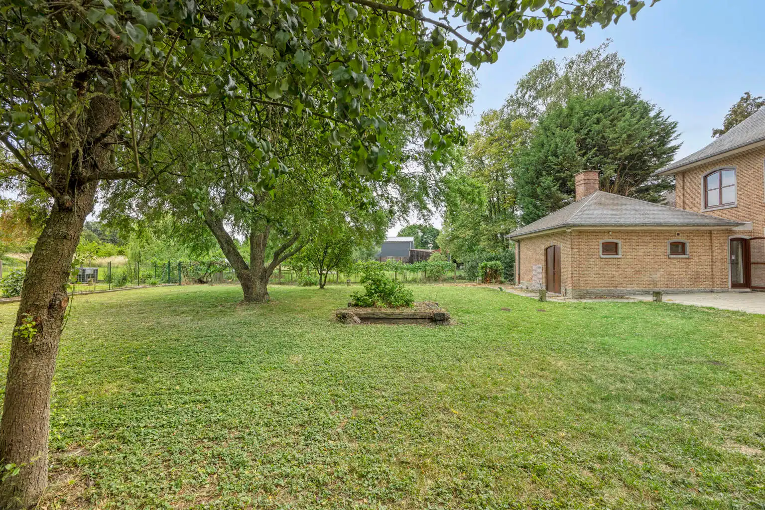 STATIGE VILLA VOOR PRIVE OF VRIJ BEROEP MET RUIME TUIN   foto 30