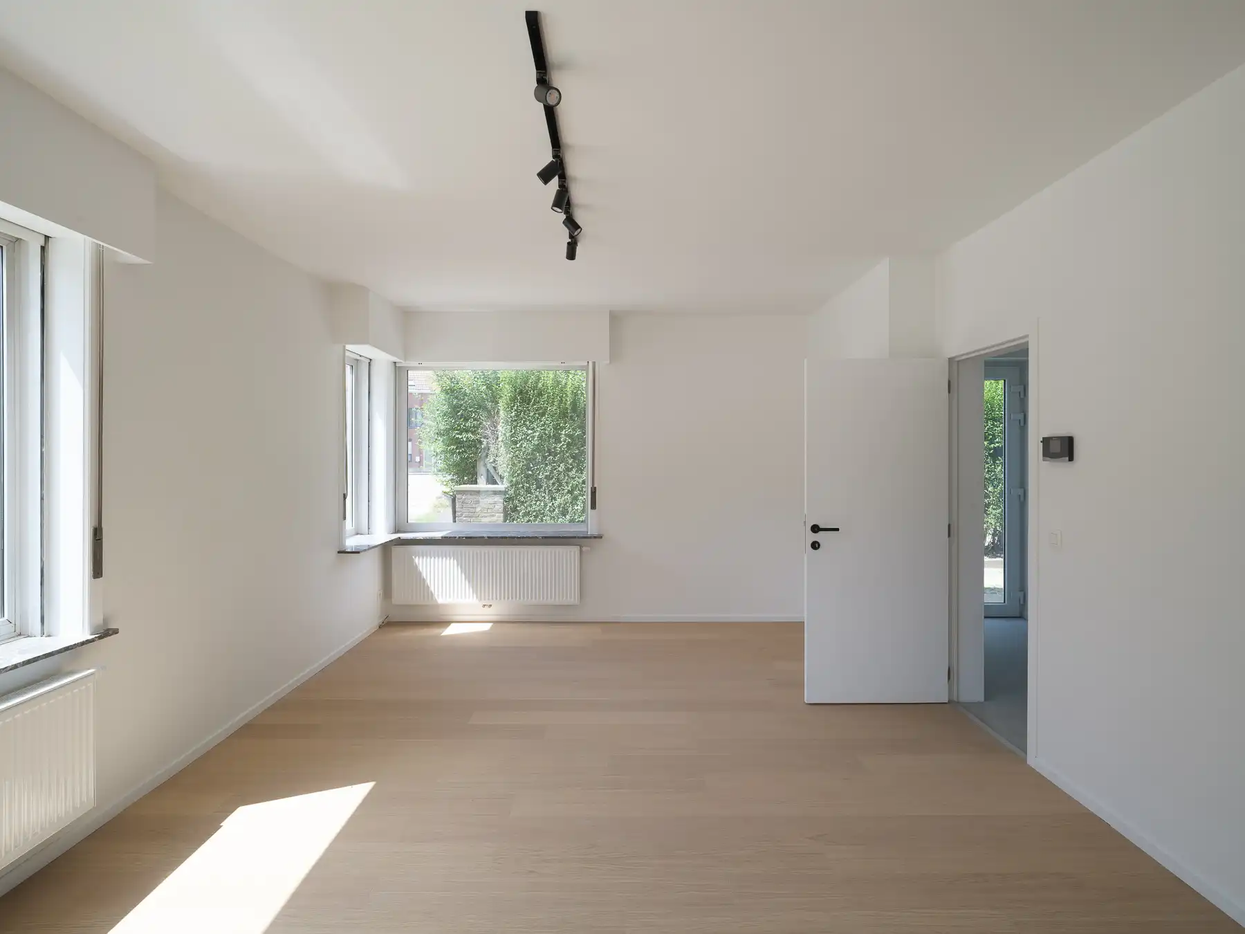 Ruime halfopen bebouwing met tuin foto 2