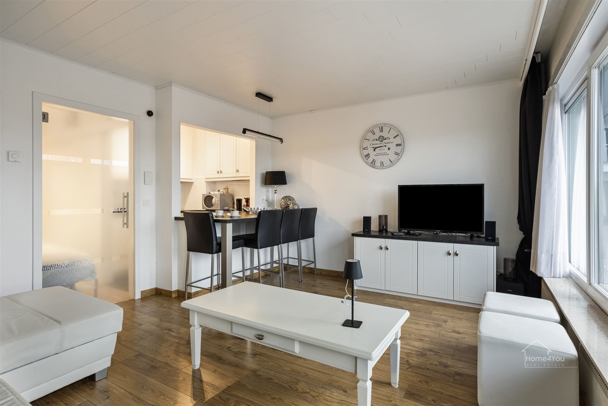 Mooie opgefriste bemeubelde studio met 1 slaapkamer op gelijkvloers op 50 meter van strand en dijk. foto {{pictureIndex}}