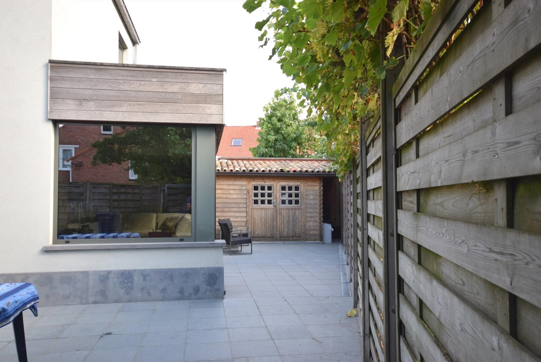 WONING MET ZONNIGE STADSTUIN foto 17