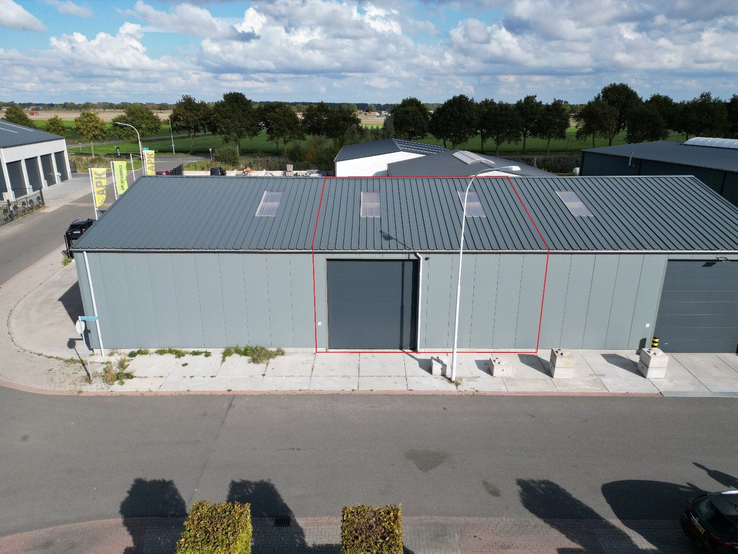 Veelzijdige loods met uitbreidbaar buitenterrein foto {{pictureIndex}}