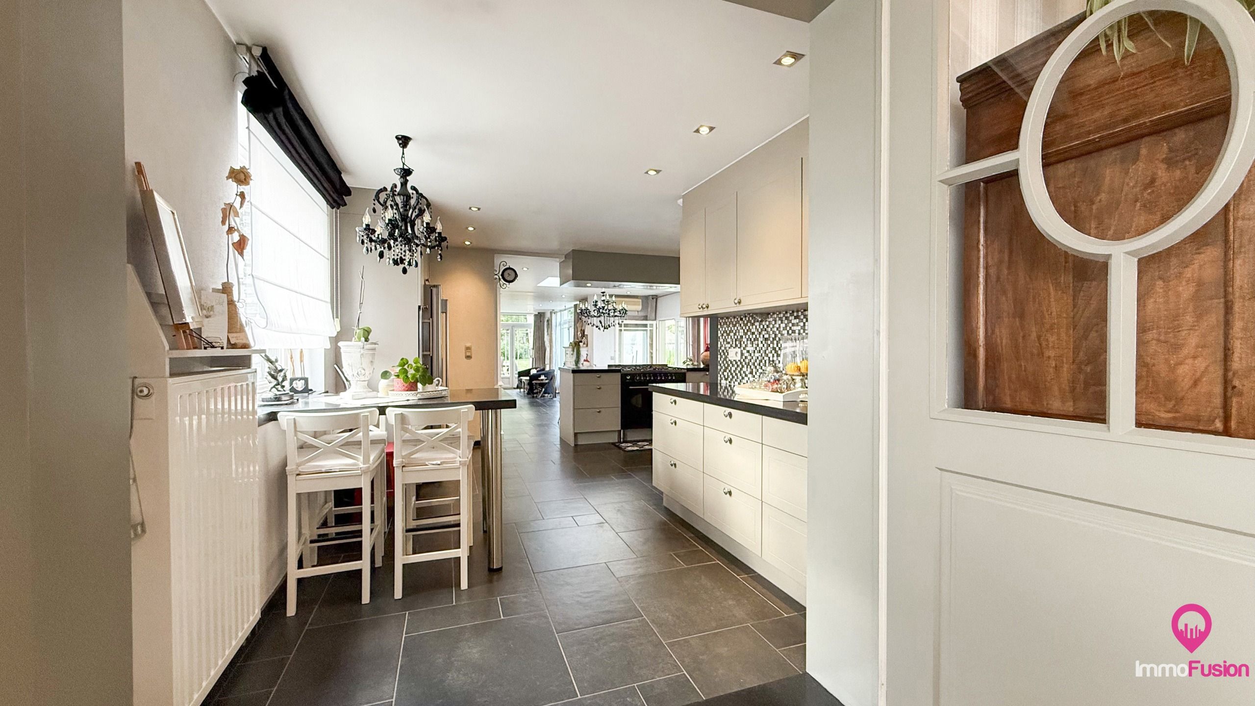 Rustig gelegen instapklare woning met 4 slpks en mooie tuin! foto 2