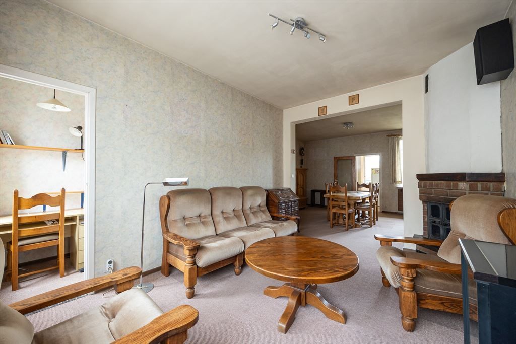 Zeer ruime, te renoveren woning met tuin foto 3