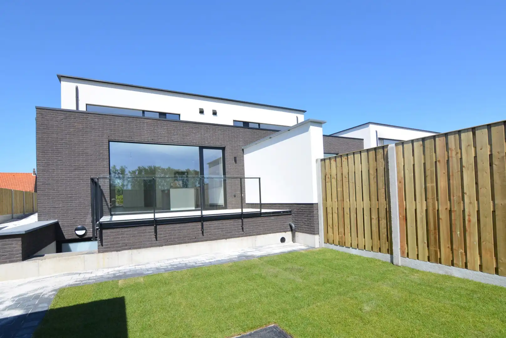 Moderne, energiezuinige, halfvrijstaande woning met carport op 3 a 80 ca. foto 3