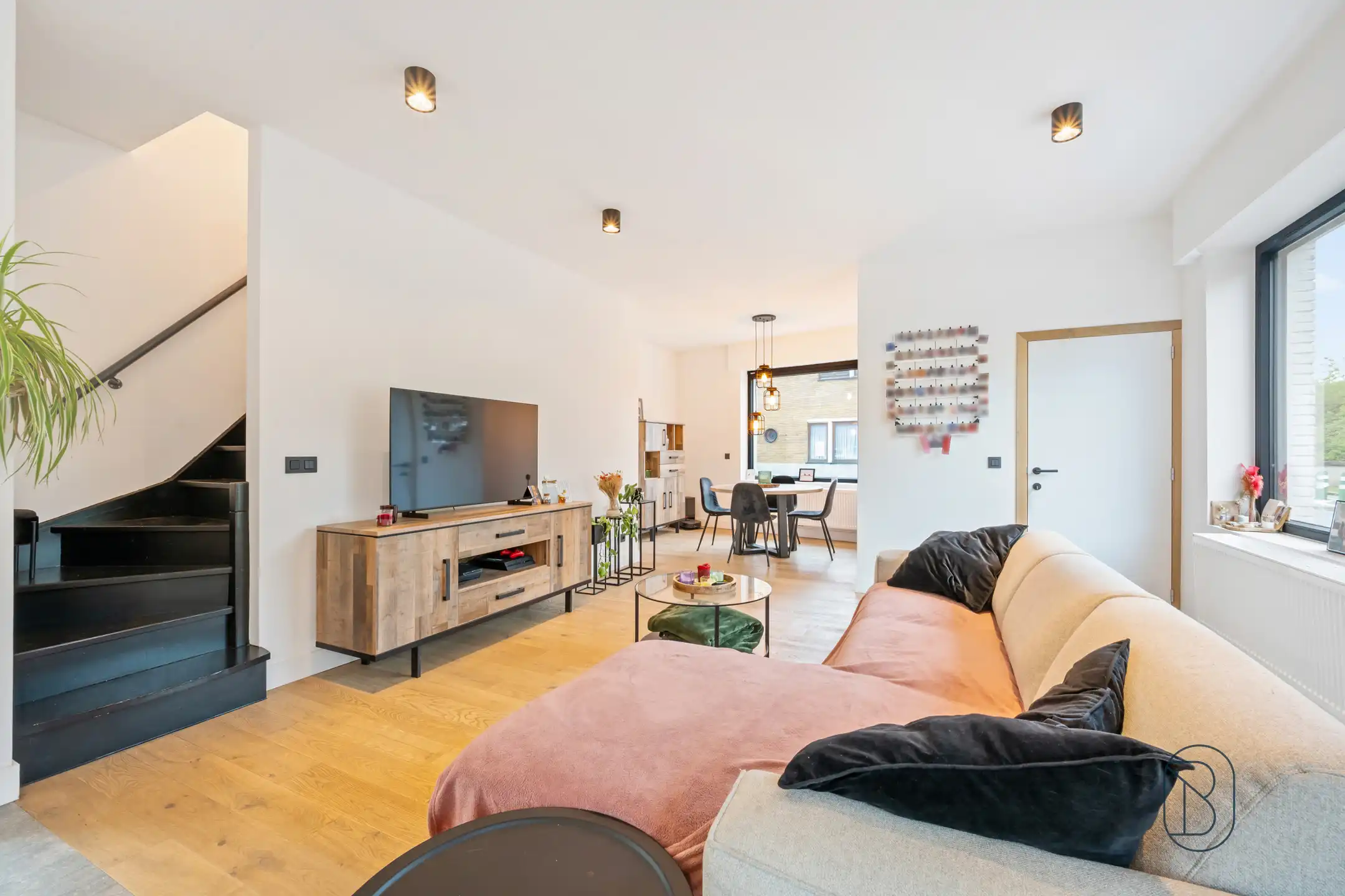 Instapklare woning met 3SLK, zonnige buitenruimtes en garage foto {{pictureIndex}}