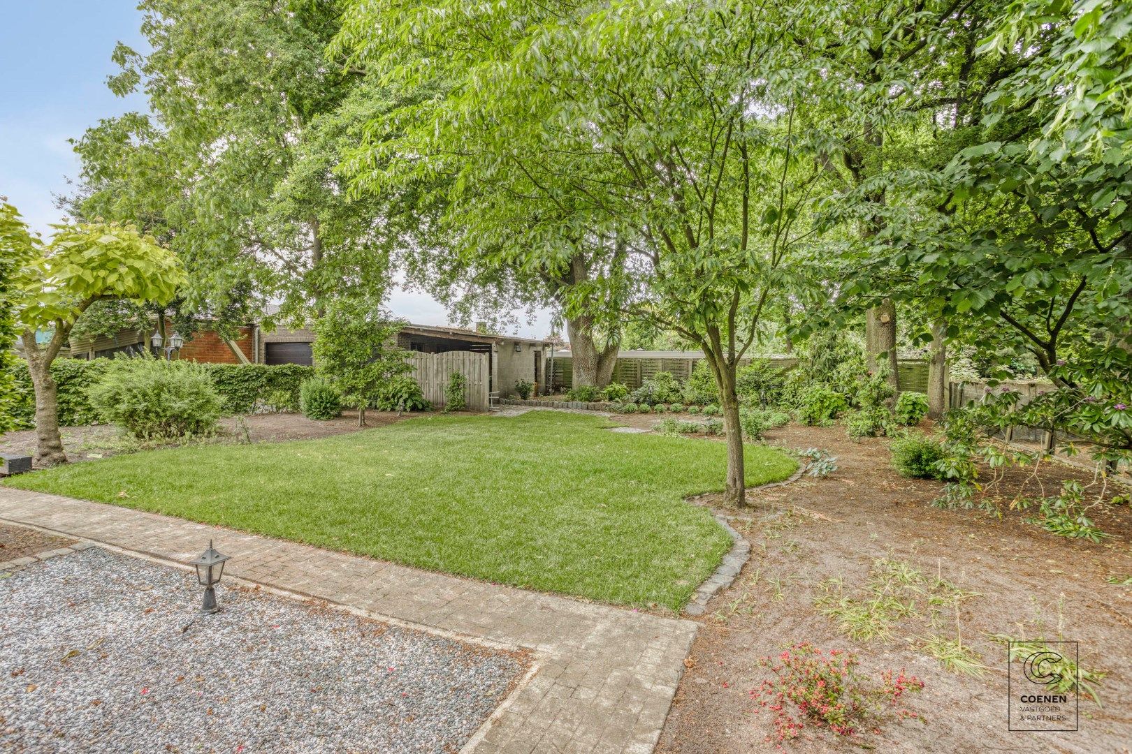 Prachtig, volledig gerenoveerde villa van 351 m² en 6 slaapkamers op een uiterst rustige locatie! foto 26