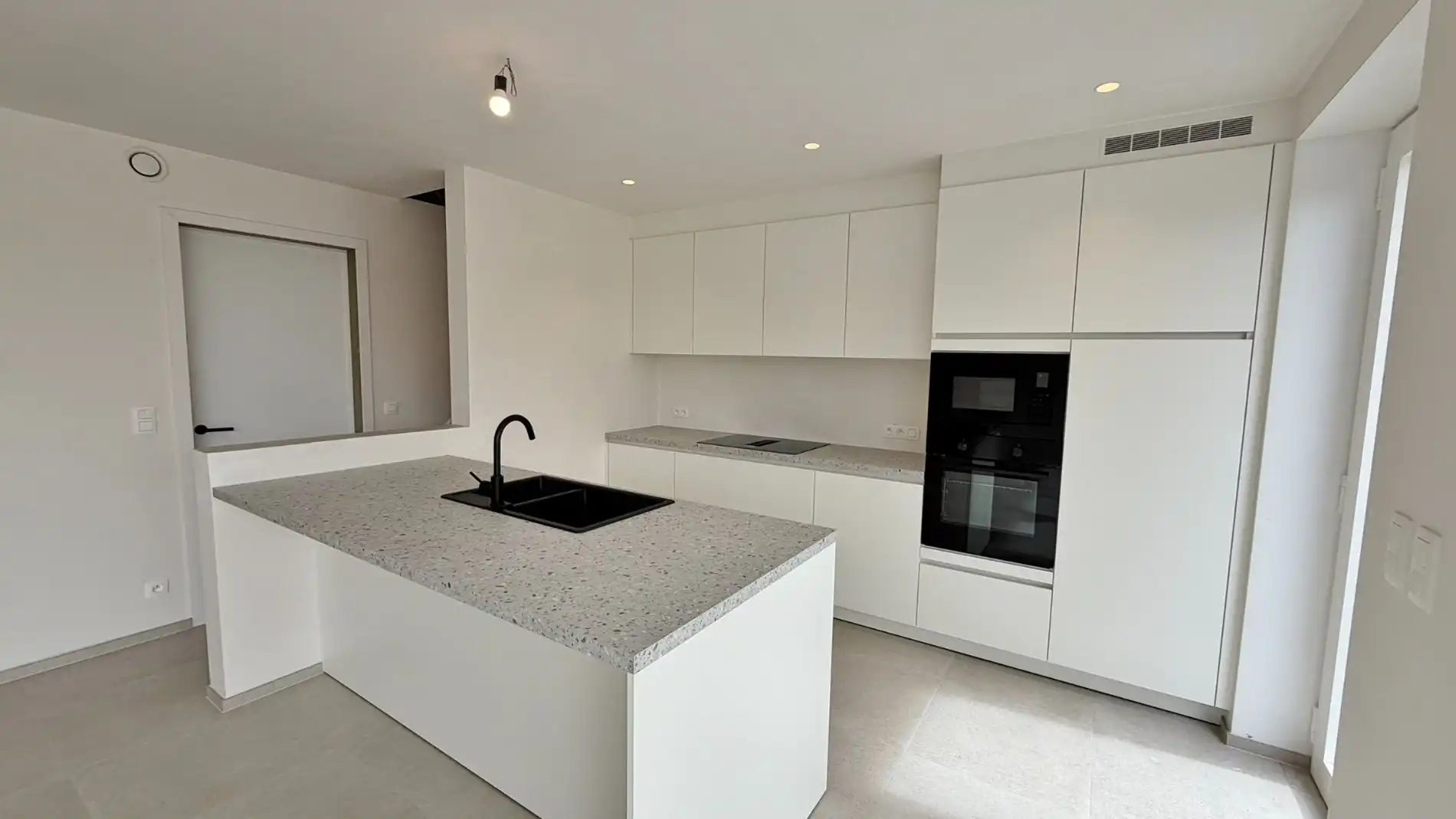 Nieuwbouwwoning met 5 slaapkamers, zonnige tuin en 2 garages te huur foto 5