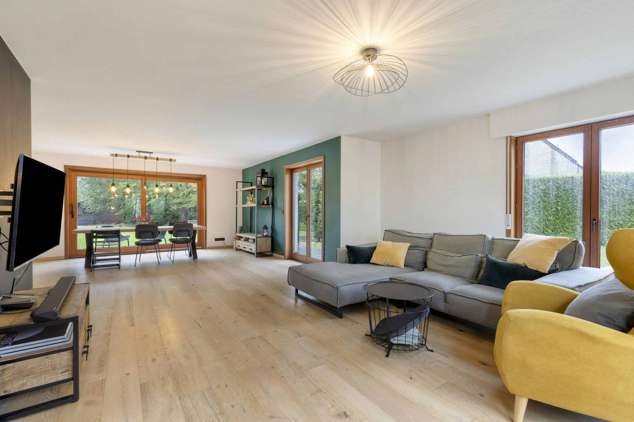 Ruime woning omgeven door groene tuin met 4 slaapkamers foto 3