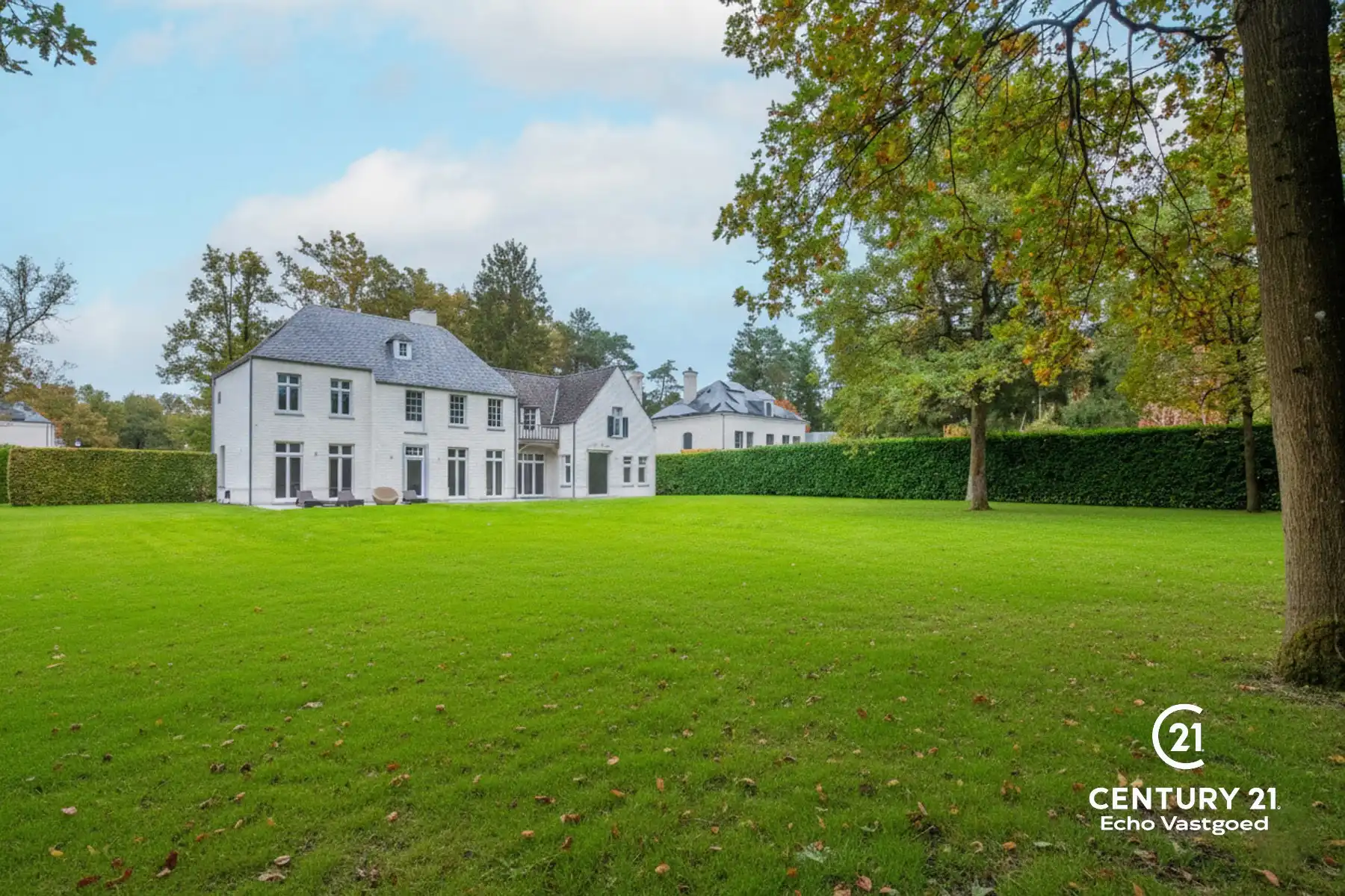 Unieke high-end villa met royaal woonoppervlak op 2415m² foto 3