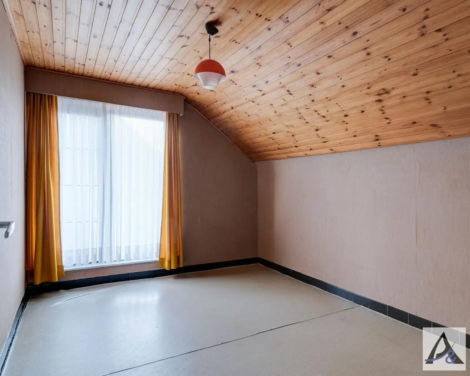 Te renoveren woning met potentieel in rustige buurt foto 26