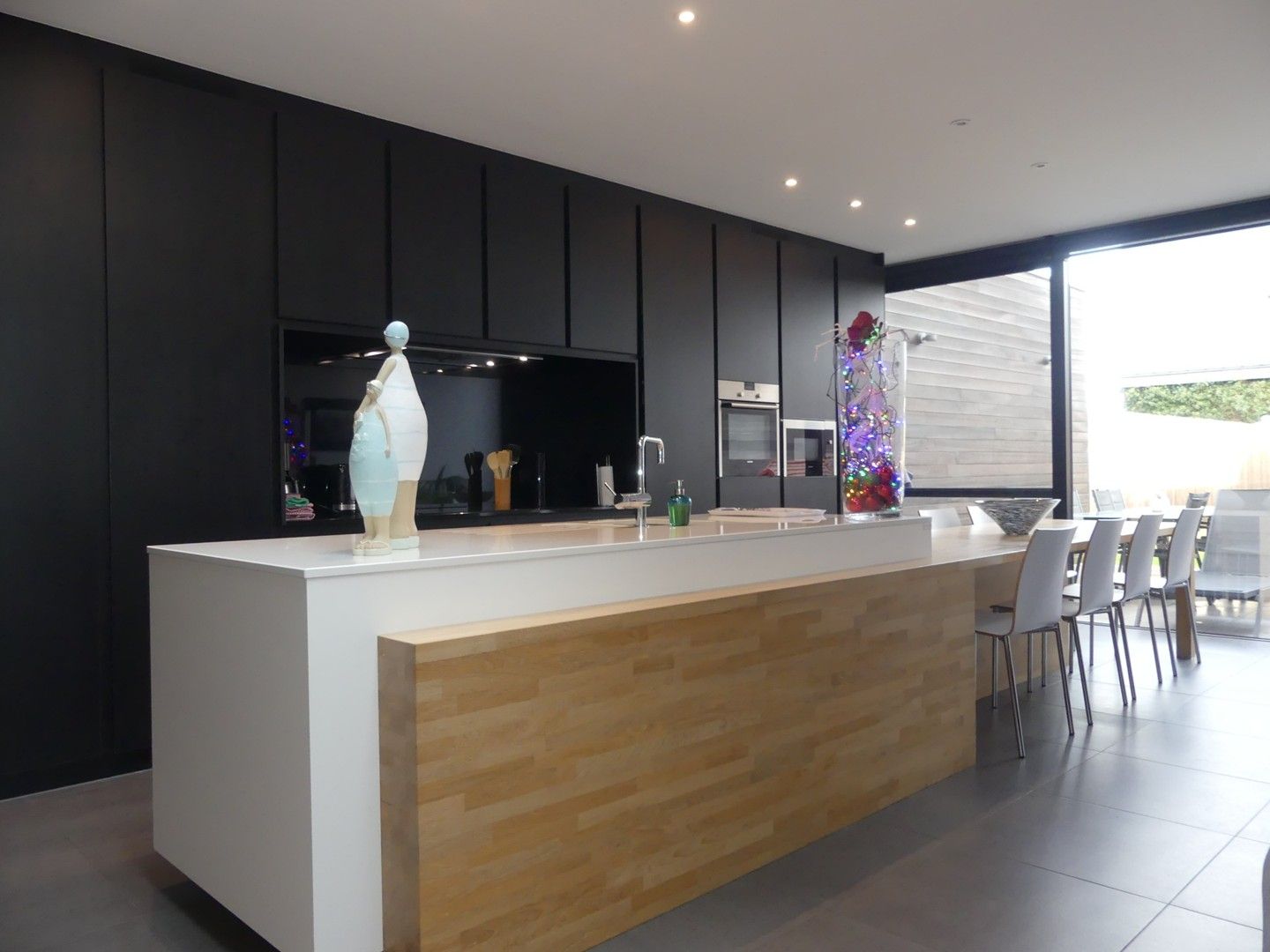 Modern ingerichte en ruime woning met garage en tuin foto 4