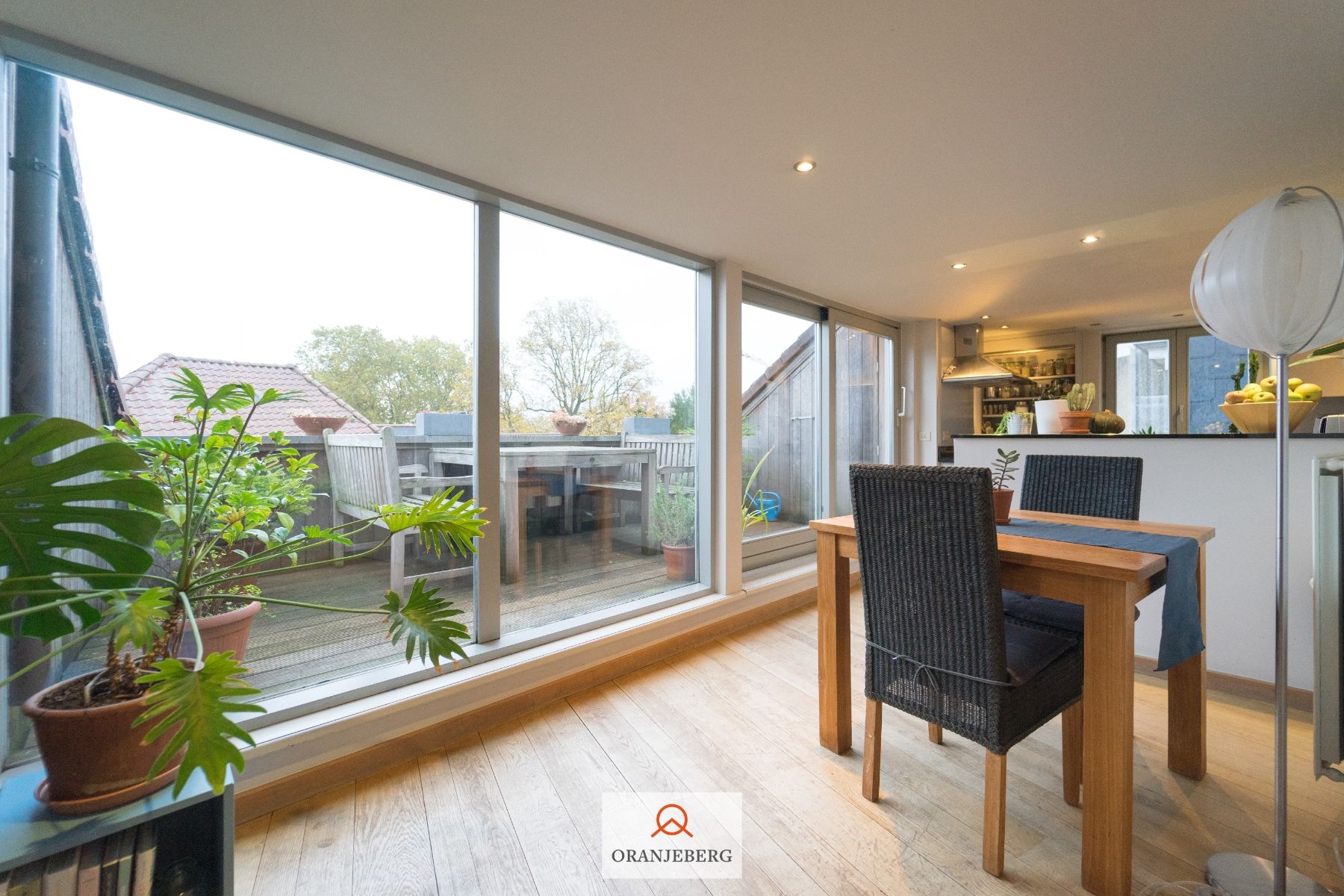Prachtig BEMEUBELD dakappartement met terras vlakbij Zuid foto {{pictureIndex}}