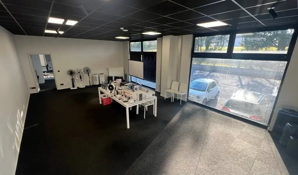 Bedrijfsgebouw met laadkades te huur in Ronse foto 13