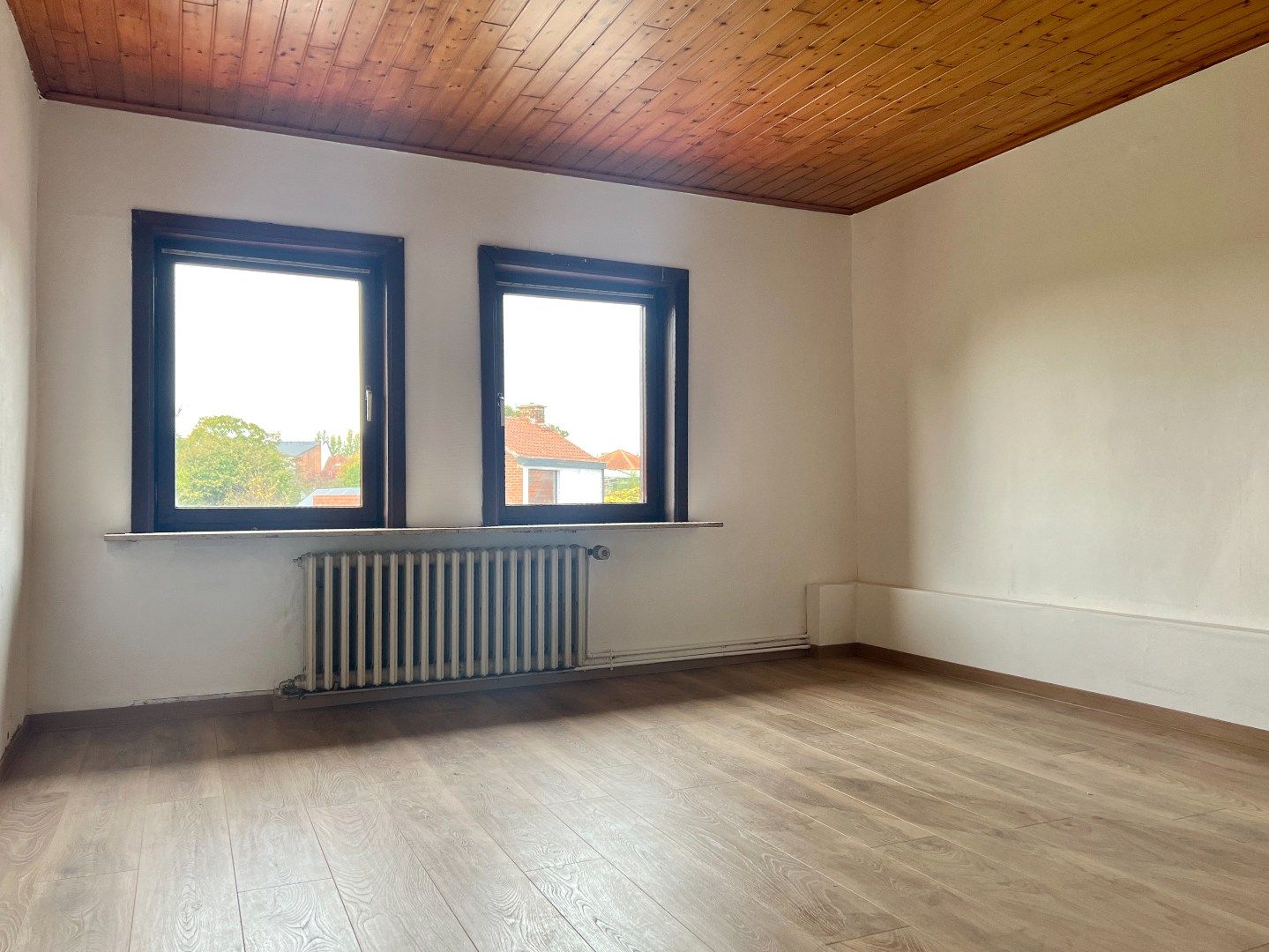 Ruime brede gezinswoning met garage te koop te Harelbeke! foto 13
