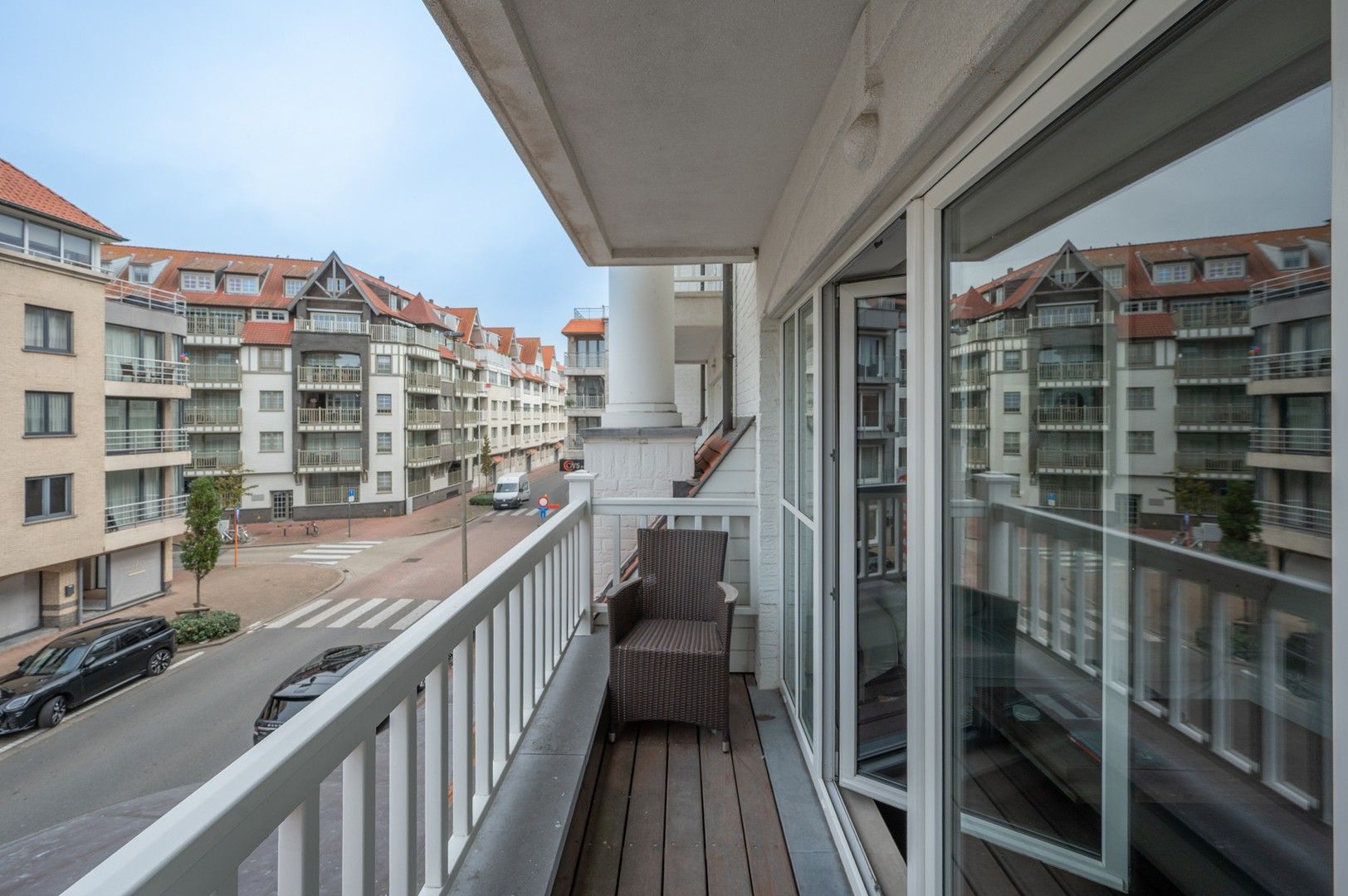 Modern en instapklaar appartement met drie slaapkamers, centraal gelegen in het bruisende centrum van Knokke. foto 5