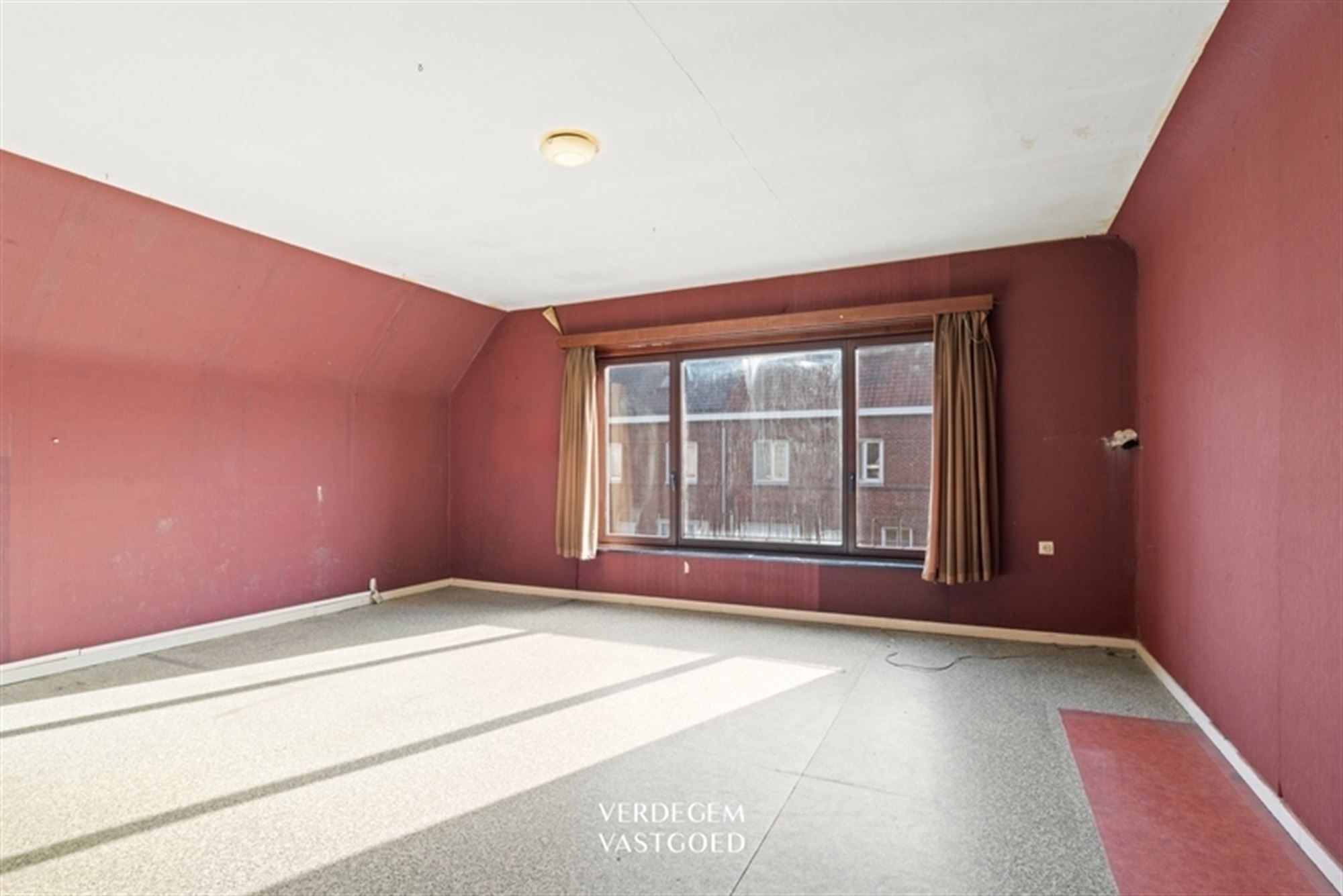 Ruime, op te knappen, woning met 3  slaapkamers, tuin en garage foto 8