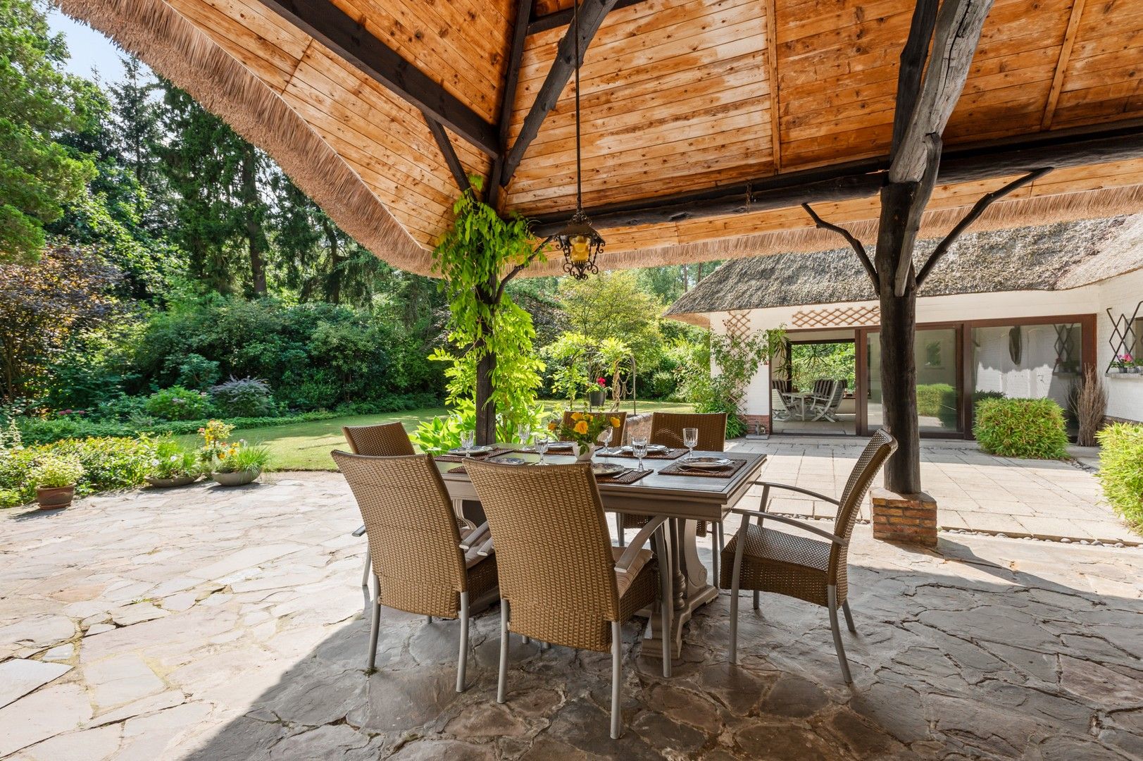 Romantische villa met grote tuin en veel privacy in Schoten foto 19