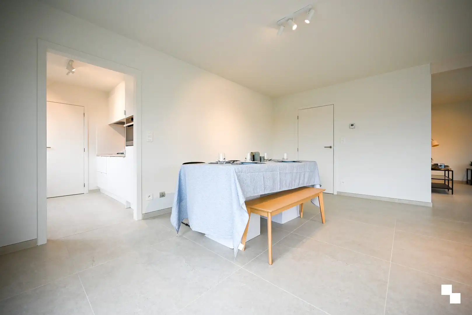 Stijlvol en energiezuinig gerenoveerd duplexappartement in kleinschalige residentie te Emelgem, Izegem foto 2