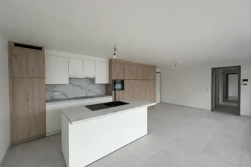 Gelijkvloers appartement met terras en tuin. foto 5