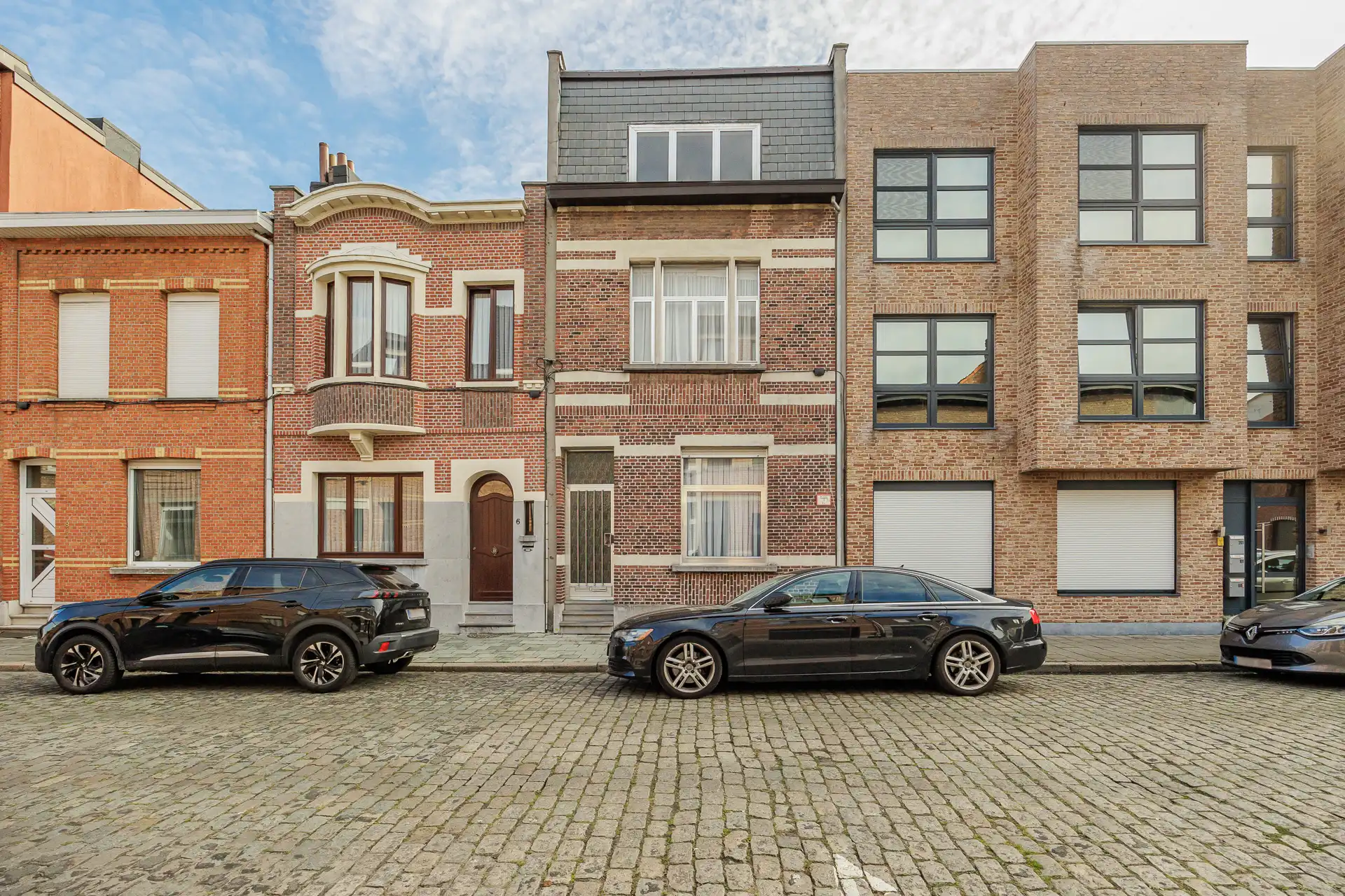 Hoofdfoto van de publicatie: Ruime stadswoning met 6 slpk's, 3 badkamers en stadskoer.