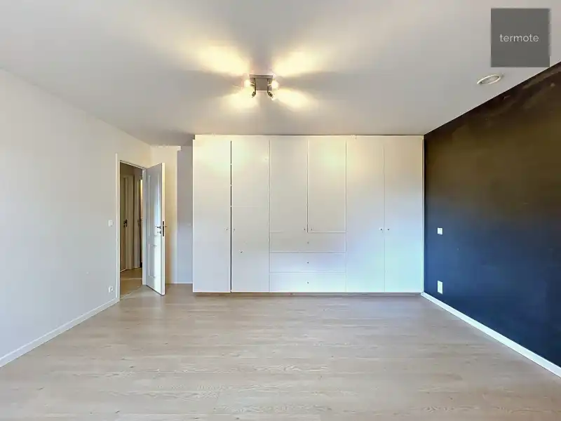 Ruime halfopen woning foto 24