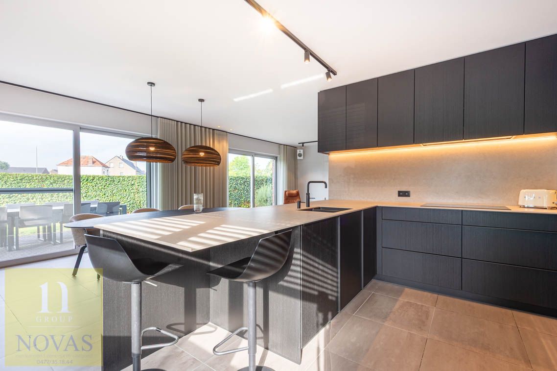 Ruime instapklare woning met 4 tot 5 slaapkamers, zonnepanelen, airco, inpandige garage en buitenstaanplaatsen foto 4