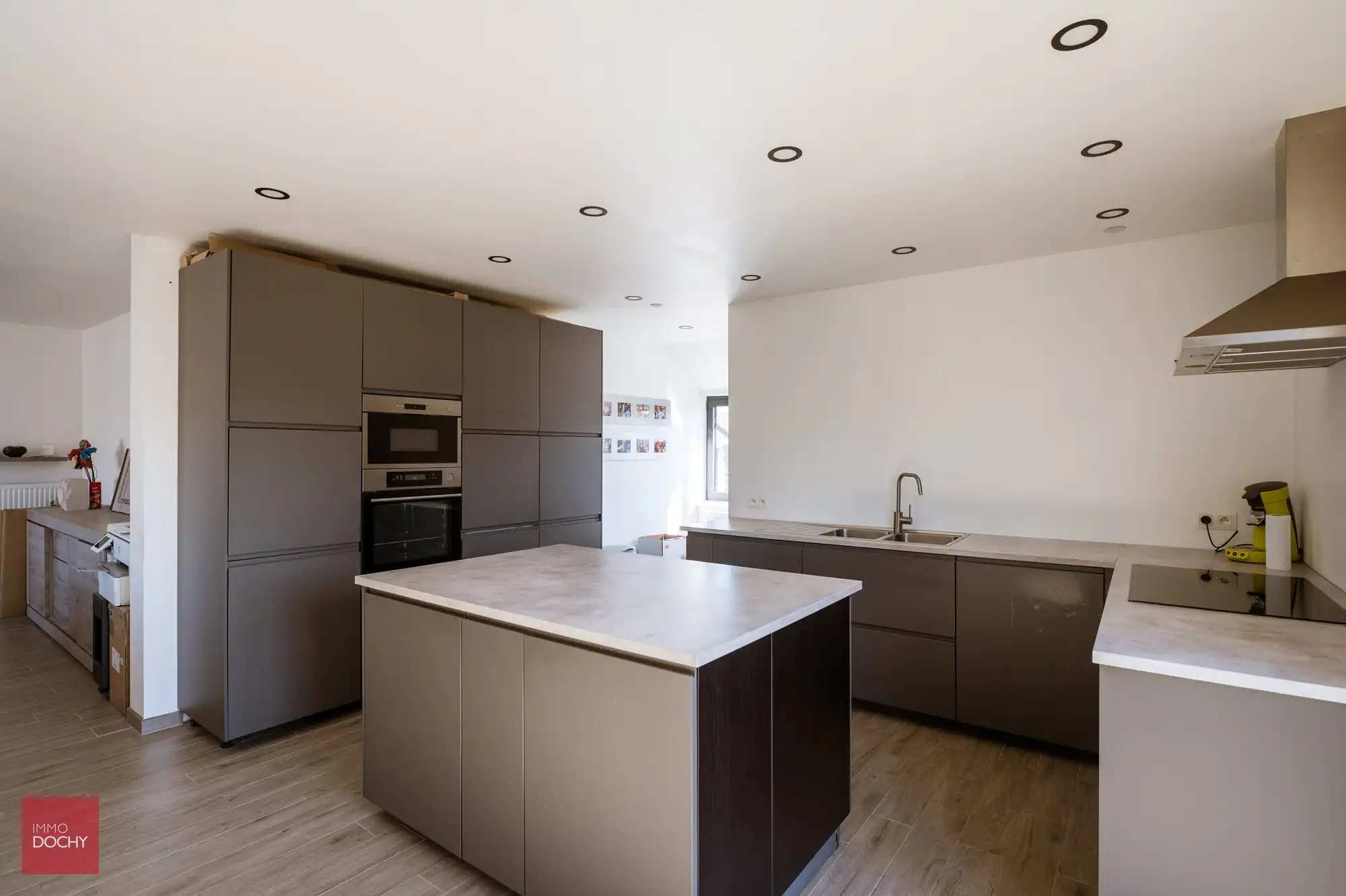 Commercieel gelegen vernieuwde villa met burelen, magazijn en woonst | Gauwelstraat foto 8