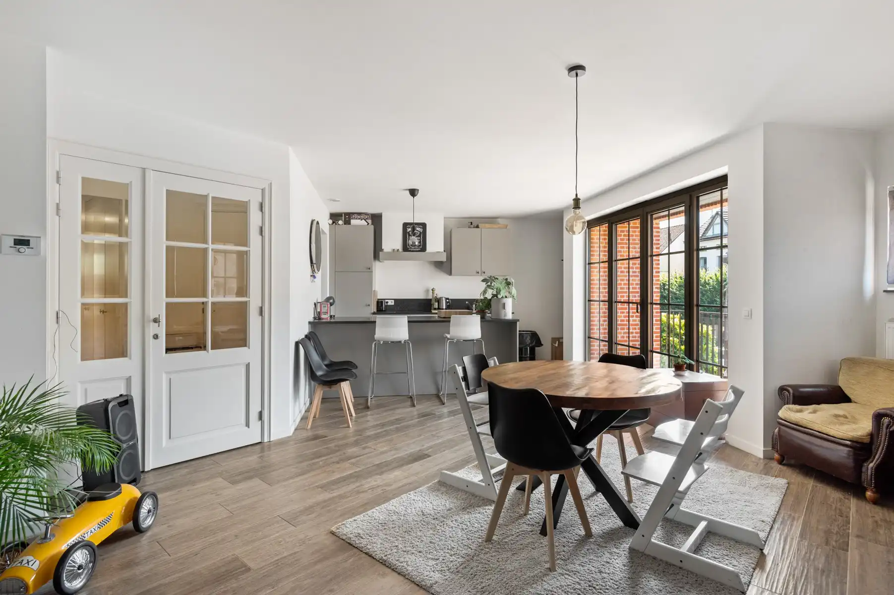 Gezellig en lichtrijk hoekappartement met 2 slaapkamers, 2 terrassen, autostaanplaats en kelder in hartje ’s-Gravenwezel foto 3