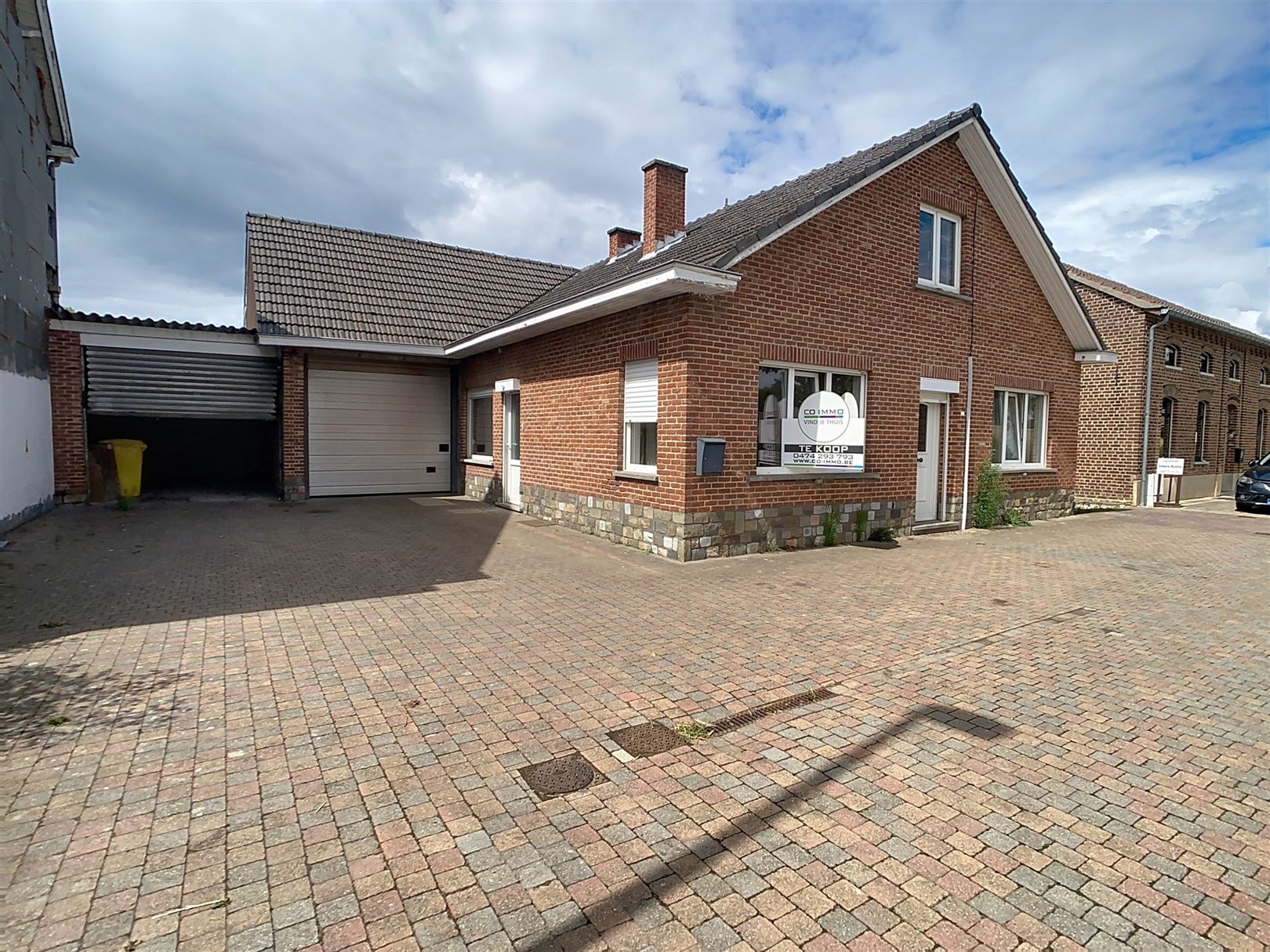 Hoofdfoto van de publicatie: Te renoveren woning met garages, atelier, 12a 57ca