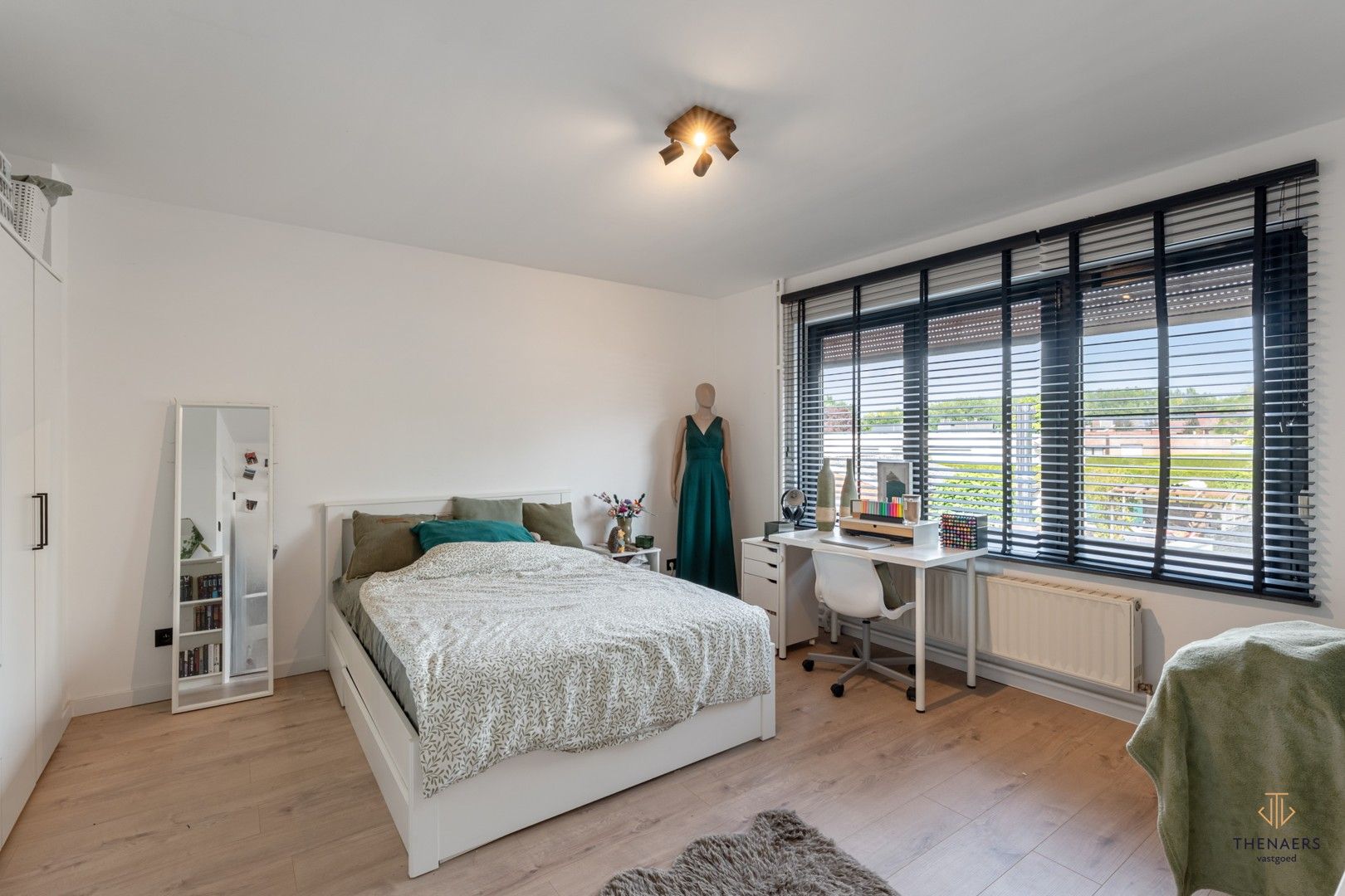 INSTAPKLARE WONING MET 3 SLAAPKAMERS, TUIN EN CARPORT. foto 19