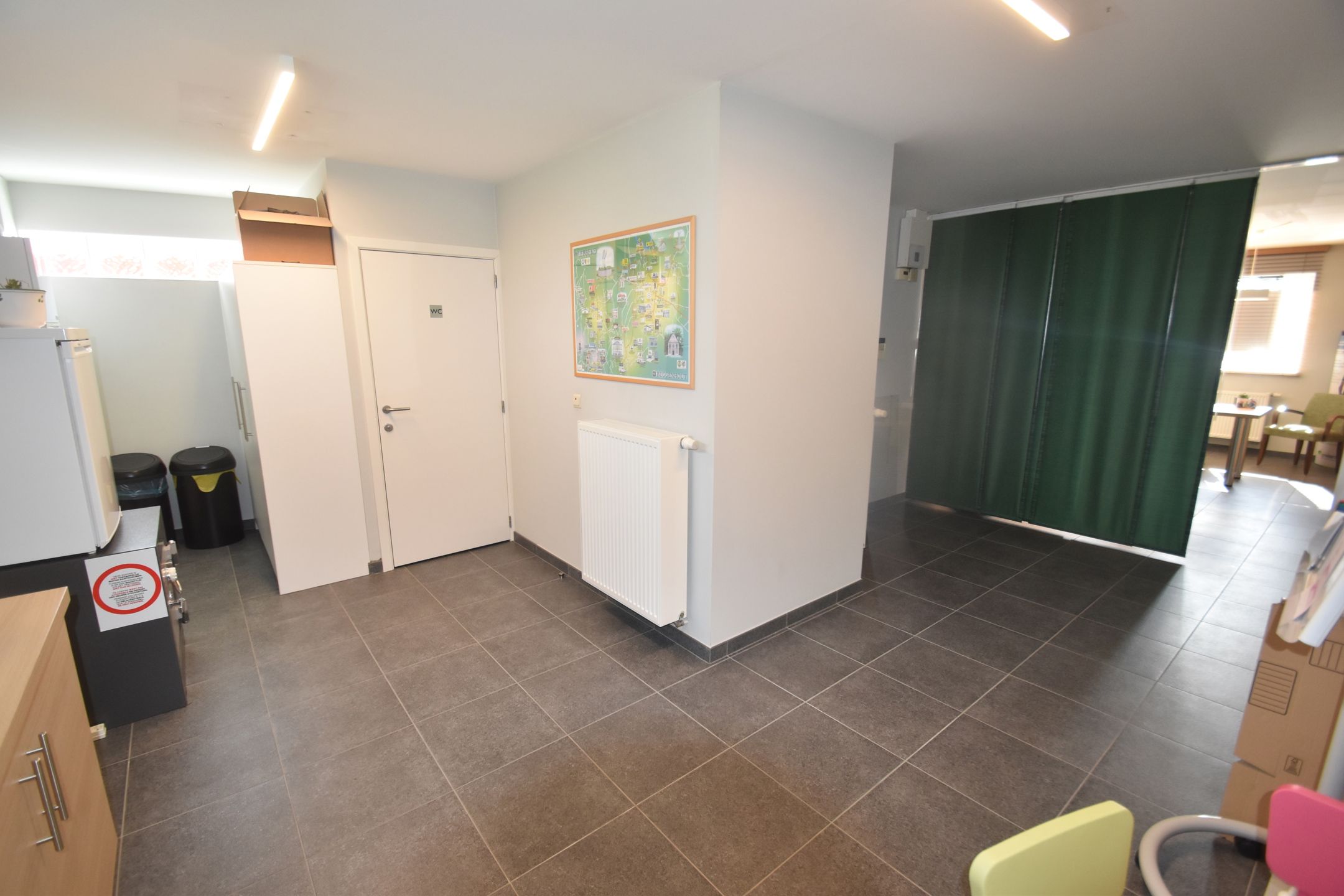 Instapklare villa/bungalow met aansluitend een kantoorruimte/handelsgelijkvloers op ruim perceel van +/- 30 are. Meerdere parkeerplaatsen foto 27