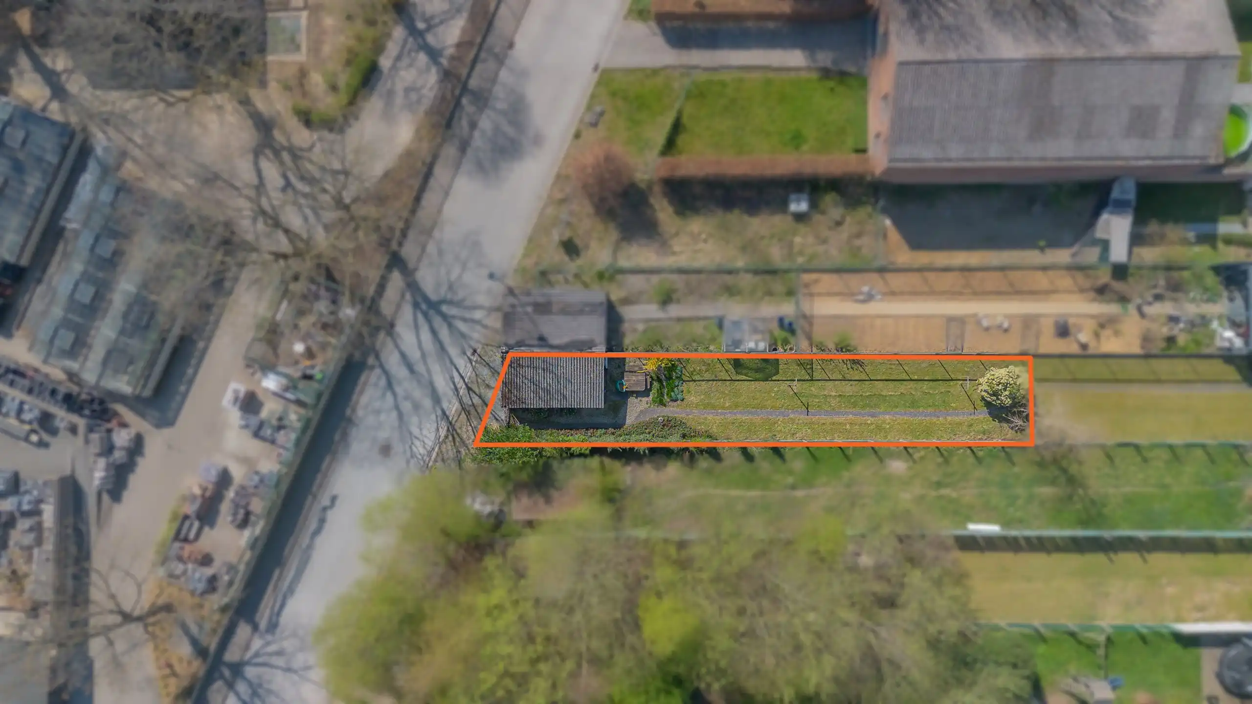 Bouwgrond voor gesloten bebouwing in doodlopende straat foto {{pictureIndex}}