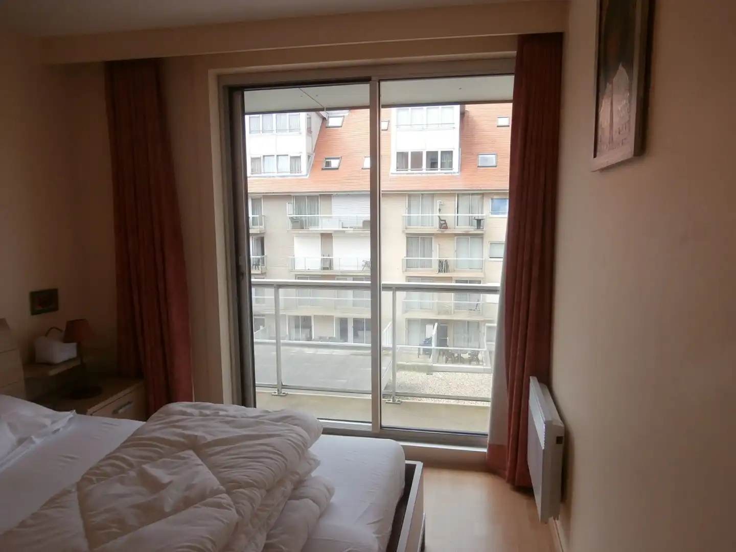 Modern gemeubeld 2 slaapkamerappartement met garage TE KOOP foto 8