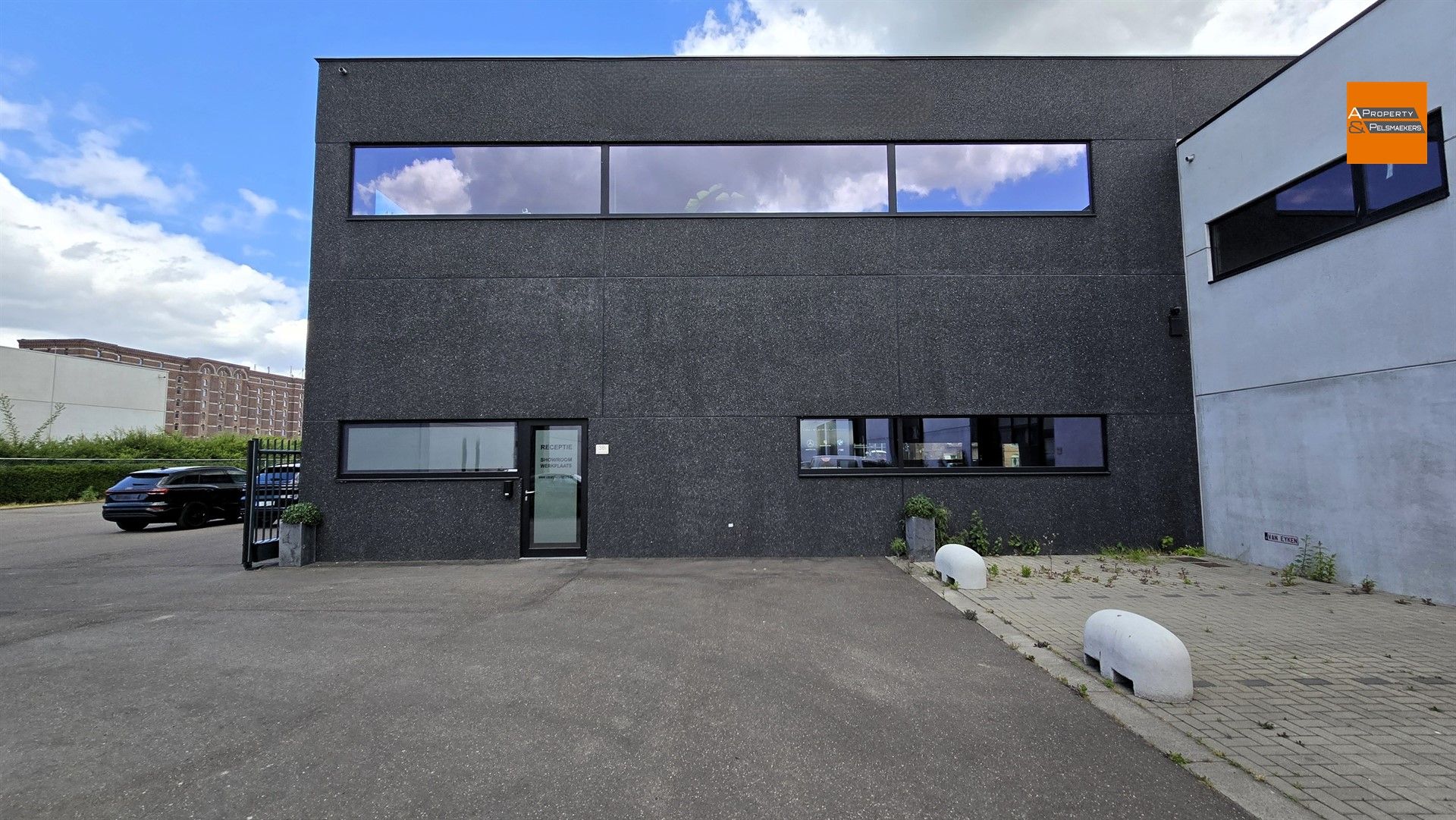 Toplocatie aan het water: Ruim handelspand (1200m²) te huur in Leuven!  foto {{pictureIndex}}