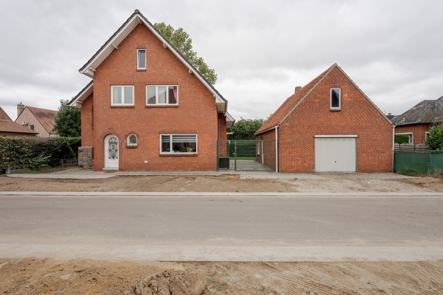 Hoofdfoto van de publicatie: Charmante instapklare gezinswoning met garage op 478 m² grond in hartje Pelt