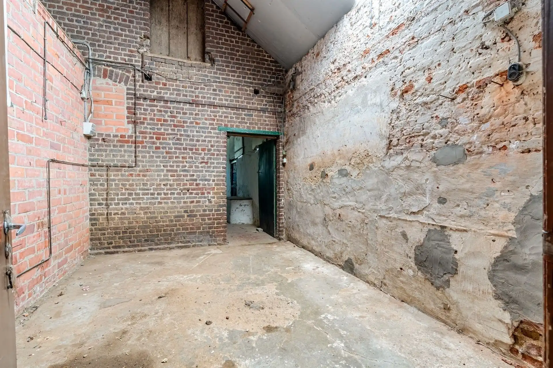 Te renoveren vierkantshoeve met achterliggende grond. foto 28