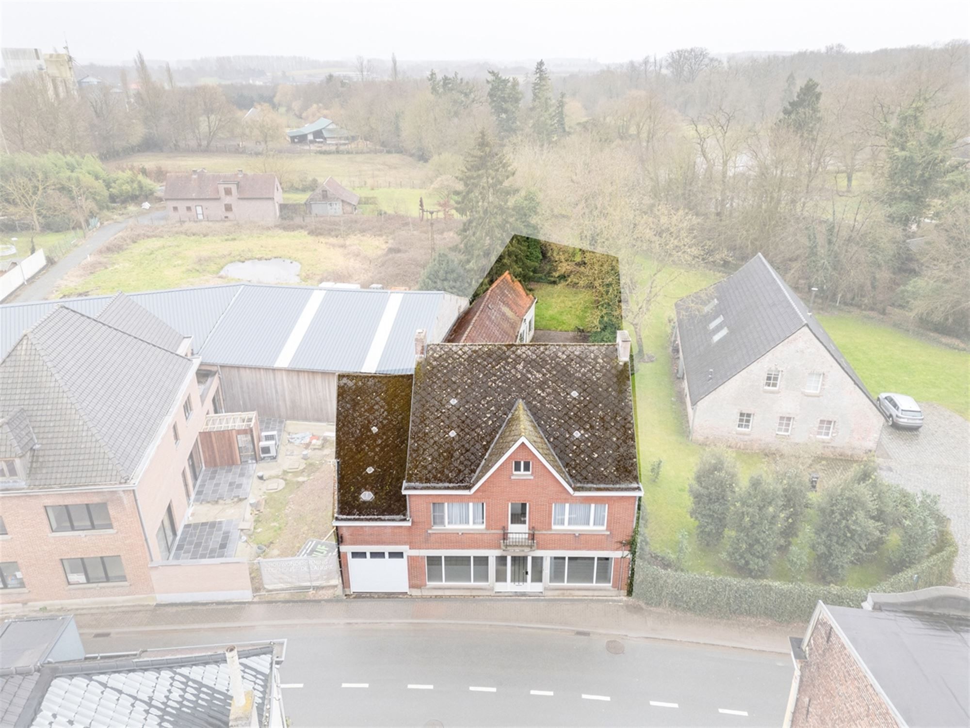 Te renoveren RUIME BURGERSWONING met BIJGEBOUW op een perceel van 668m² foto 3