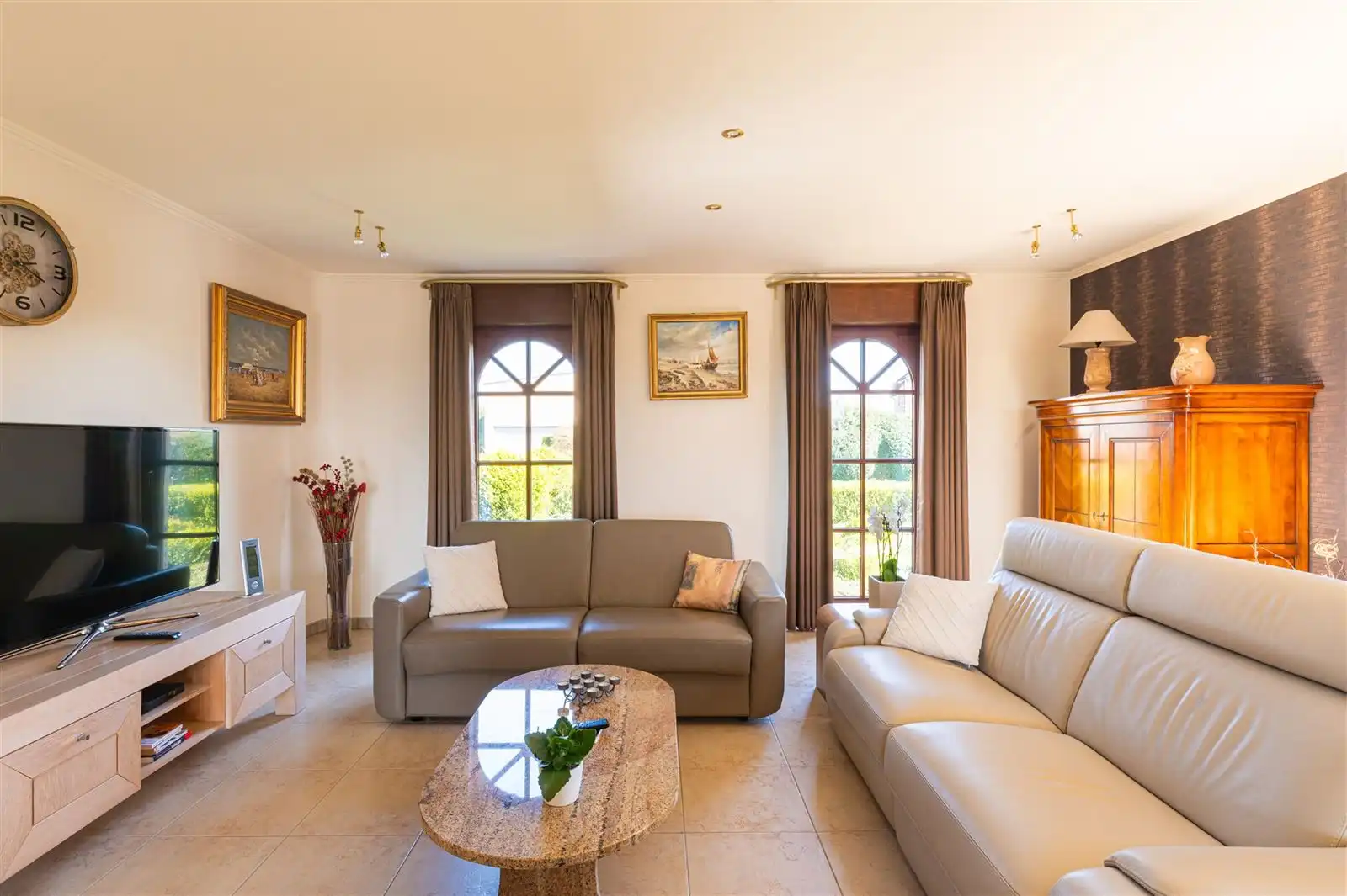 Ruime lichtrijke villa met tuin op 15are50 foto 4