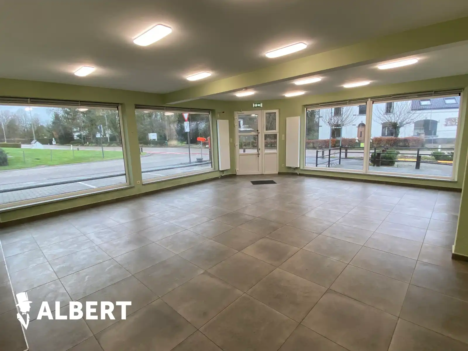 Handelspand met 74 m² commerciële- en 33 m² kelderruimte. foto 2