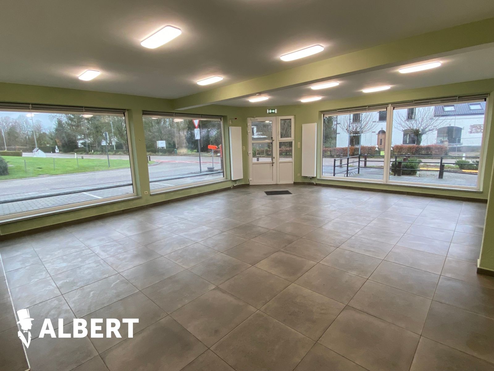 Handelspand met 74 m² commerciële- en 33 m² kelderruimte. foto 2