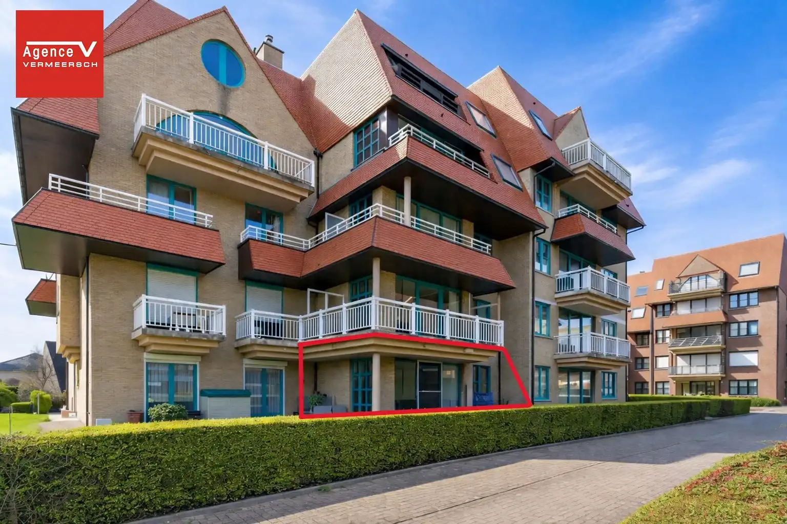 Klassevol gelegen gelijkvloers appartement te Mariakerke met terras.  foto 2