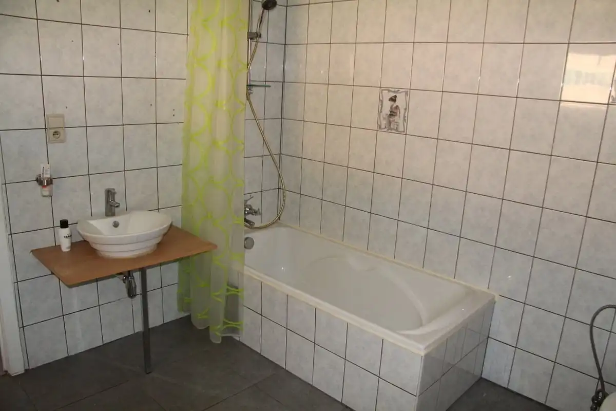 Woning met 2 slaapkamers, stalling en diepe tuin foto 9