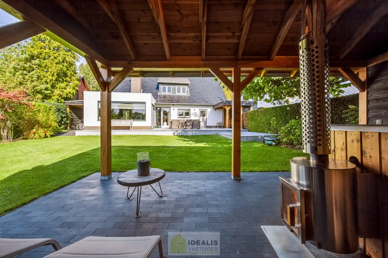 IDEALIS VASTGOED – EEN HUIS OM VERLIEFD OP TE WORDEN! DEZE PRACHTIGE INSTAPKLARE (LEVENSBESTENDIGE) VILLA MET EEN HEERLIJKE LICHTRIJKE LEEFRUIMTE VOORZIEN VAN EEN OPEN KEUKEN, 5 SLAAPKAMERS, 2 BADKAMERS, EEN PERFECT AANGELEGDE TUIN IN ALLE PRIVACY, UITGERUST MET EEN GOED VOORZIENE BUITENKEUKEN EN BIJGEBOUWEN INGERICHT VOOR WELLNESS (HOT TUB) EN BERGRUIMTE! EEN MUST VISIT VOOR ZIJ OP ZOEK NAAR MOOIE HUIZEN! foto 50