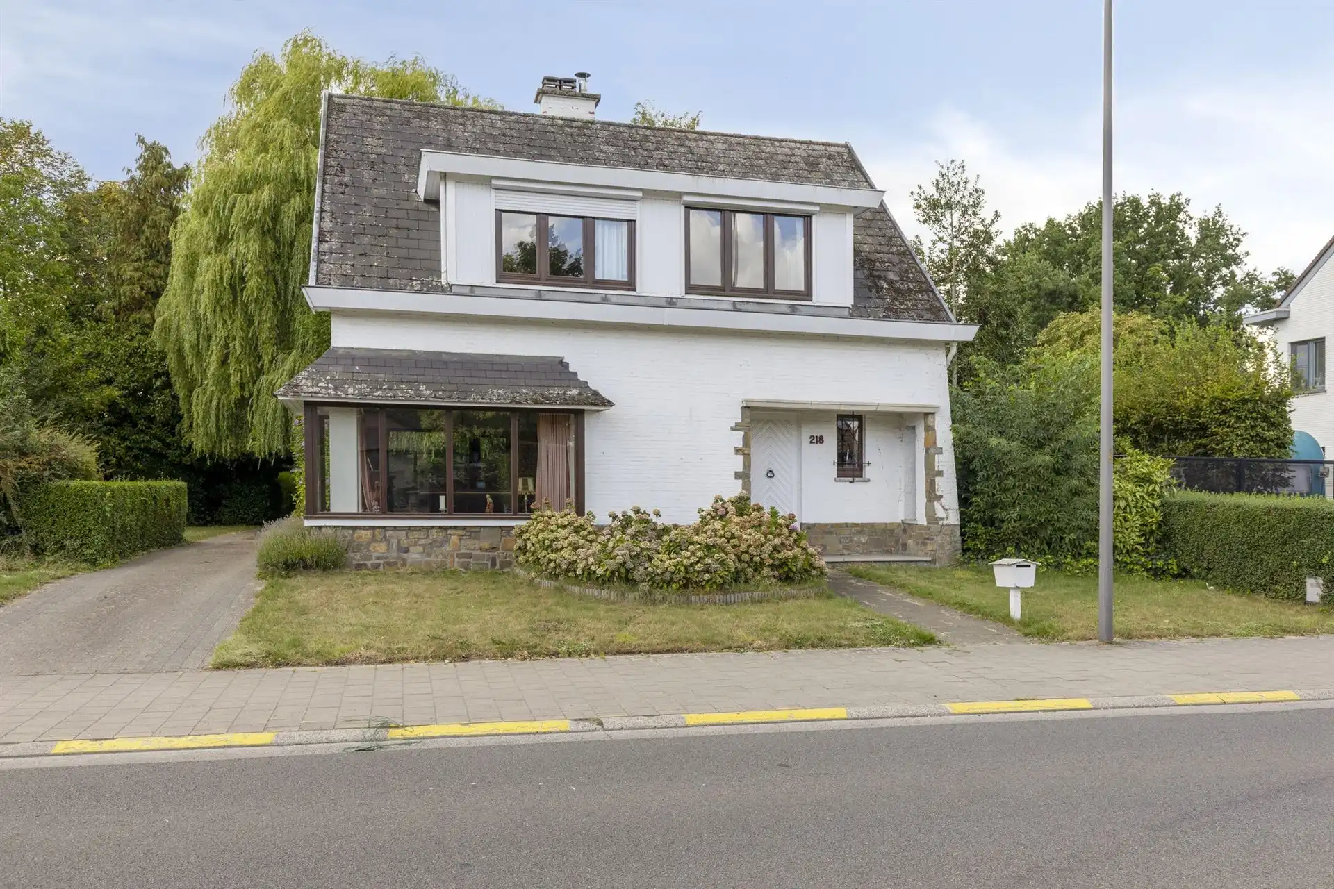 Hoofdfoto van de publicatie: Te renoveren woning met 4 slaapkamers, 2 garages en tuin. 