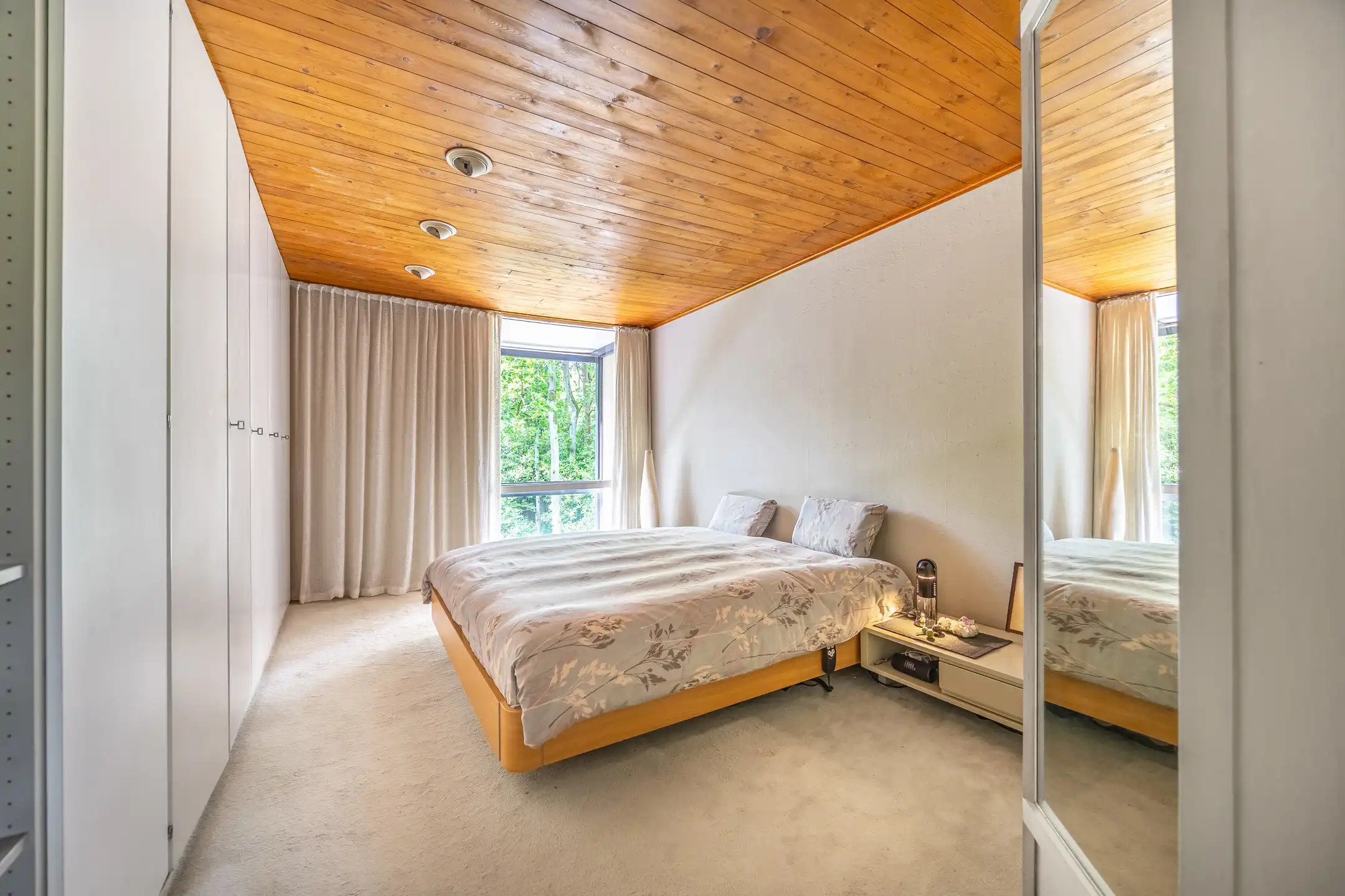 Architecturale woning in het groen met veel licht foto 19