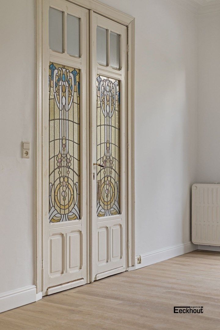 Uniek en ruim (351 m²) herenhuis met garages op topligging te Oostende ! foto 6