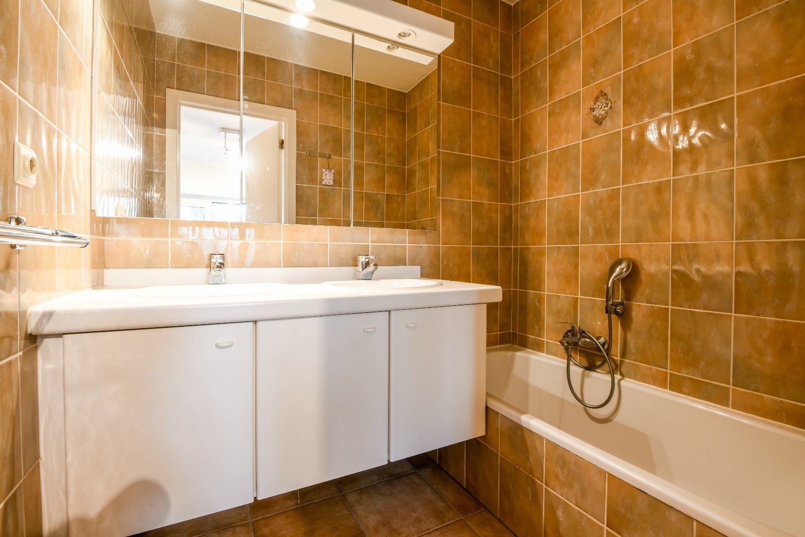 Prachtig gelegen appartement met zuidelijke oriëntatie, te midden van een groene omgeving, grenzend aan het Yzerpark, nabij de Dumortierlaan en het strand. Inpa foto 12