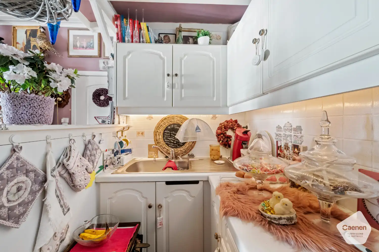 Op te frissen centraal gelegen 2 slaapkamer appartement foto 7